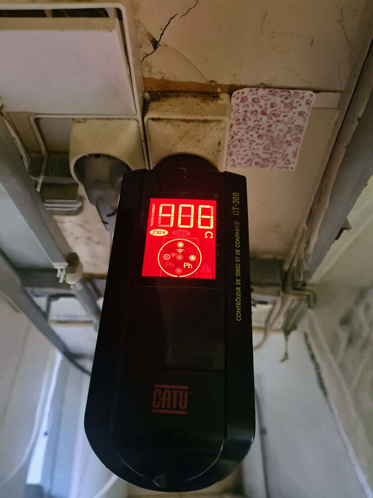 Contrôleur de terre et de continuité électrique en cours de mesure sur une installation