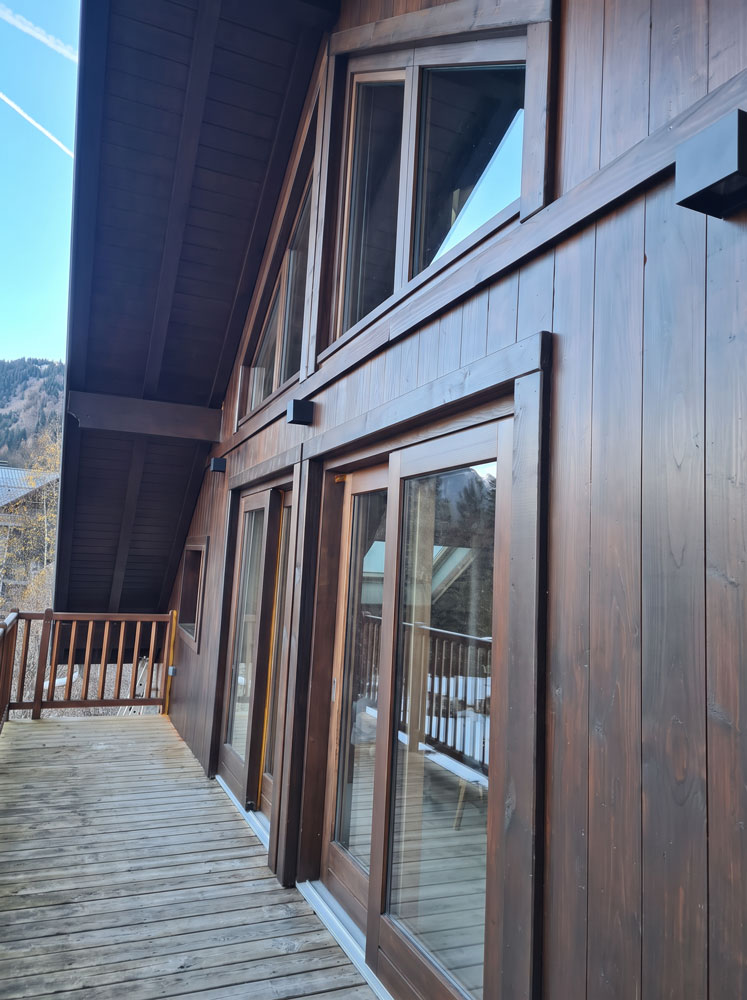 Façade de chalet avec appliques d'éclairage extérieur installées