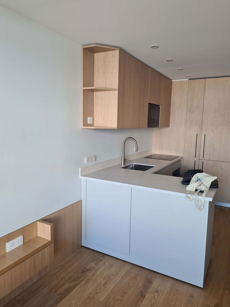 Cuisine rénovée avec prises et plaque induction intégrées, finitions bois