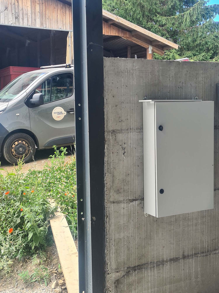 Tableau électrique intégré dans un placard mural en bois, installation propre