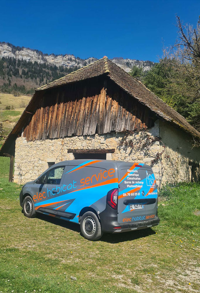 Zones d’intervention, Sud Grenoblois et Oisans : Véhicule Elec Habitat Service dans le Sud Grenoblois, vue sur les montagnes environnantes