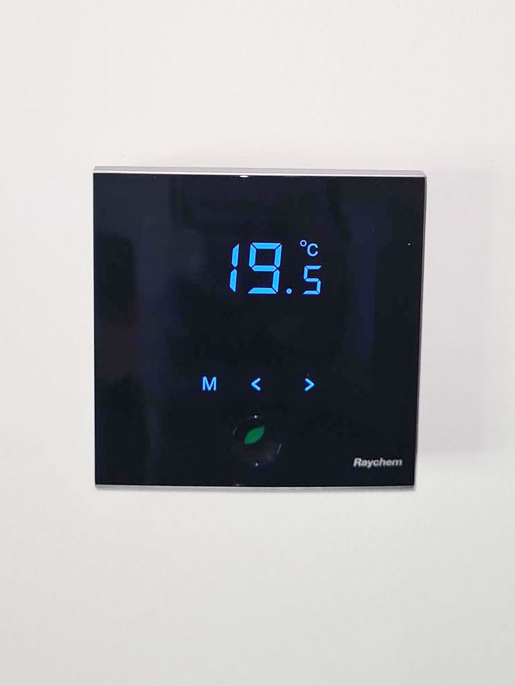 Maintenance électrique résidence secondaire Thermostat digital mural, contrôle d'une installation électrique en résidence secondaire